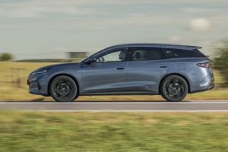 Škoda a Toyota mají rivala, který dělá všechno lépe za méně peněz. Auto s tak zajímavými vychytávkami jsme ještě neviděli